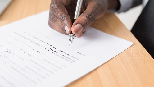 Handtekening officieel begin van eigen kapperszaak